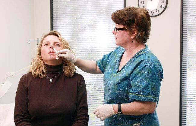 Ученые создали назальную вакцину, которая уничтожает сразу множество инфекций. Фото.