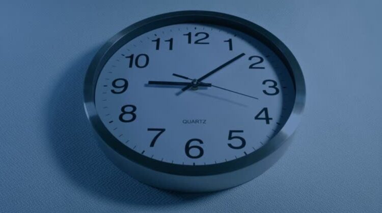 Почему именно 3 часа до сна — оптимальный интервал. Если вы ложитесь в 12 ночи, нужно успеть поесть до 9 вечера. Источник изображения: istockphoto.com. Фото.