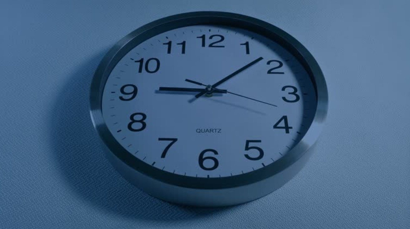 Почему именно 3 часа до сна — оптимальный интервал. Если вы ложитесь в 12 ночи, нужно успеть поесть до 9 вечера. Источник изображения: istockphoto.com. Фото.