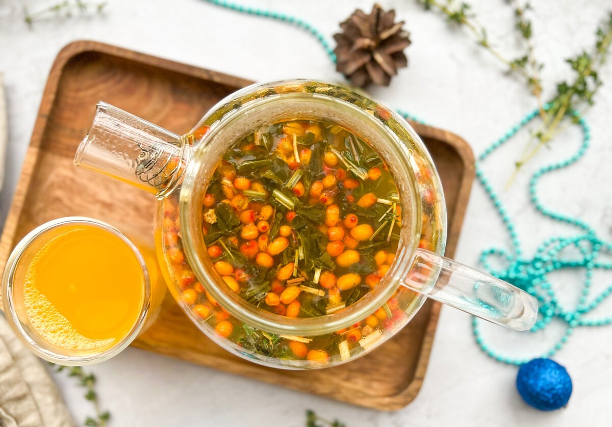 Чай из облепихи и чай из ее листьев имеют свои уникальные полезные свойства, и выбор между ними зависит от ваших потребностей и предпочтений. Источник изображения: dzen.ru. Фото.