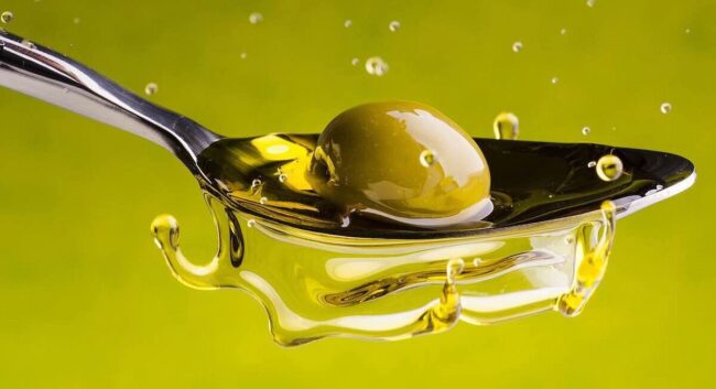 Оливковое масло первого отжима защищает мозг от старения: что выяснили учёные. Фото.