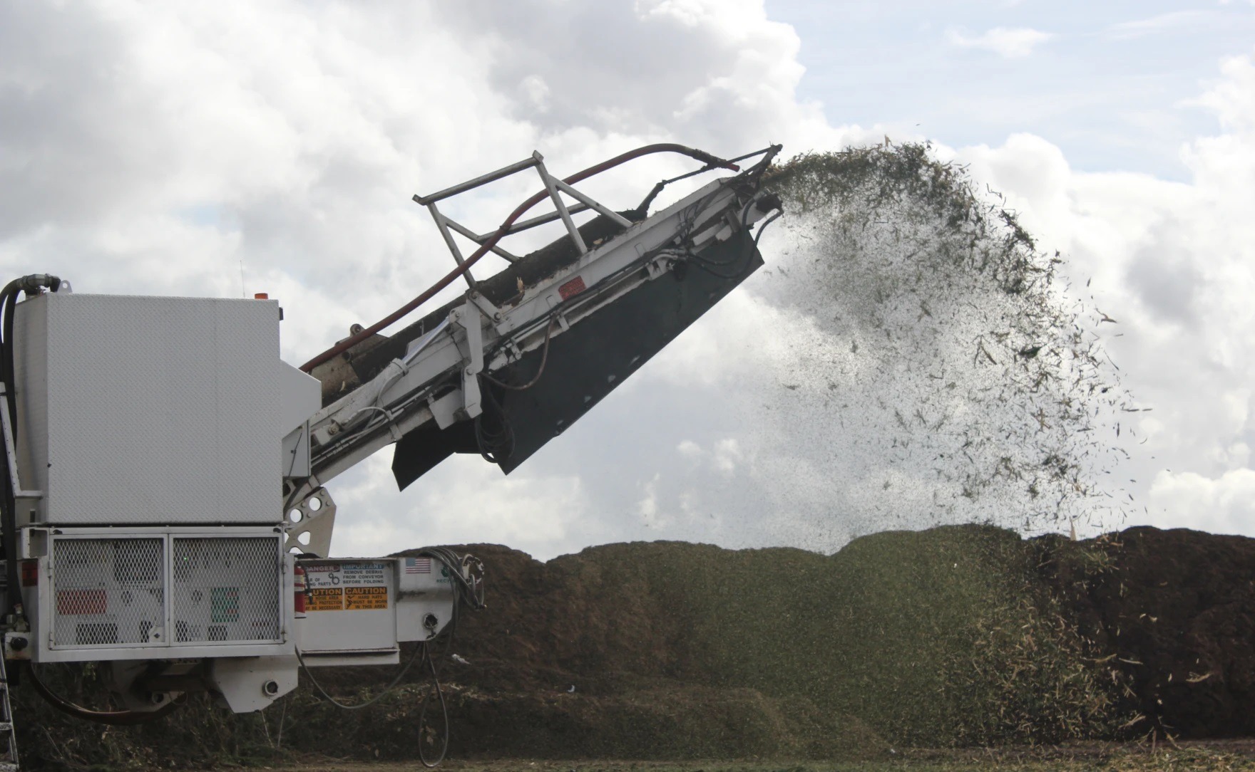 Измельчитель деревьев выбрасывает измельчённые рождественские ёлки. Источник изображения: kpbs.org. Фото.