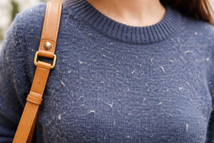 Факторы, ускоряющие образование катышков. Катышки чаще появляются на местах, где одежда трется о сиденья автомобиля или сумки. Фото.