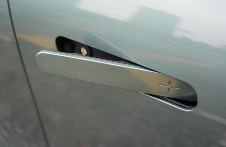 Почему все должны отказаться от скрытых дверных ручек в автомобилях. Красиво, футуристично, технологично, но опасно. Изображение: The GEEK. Фото.