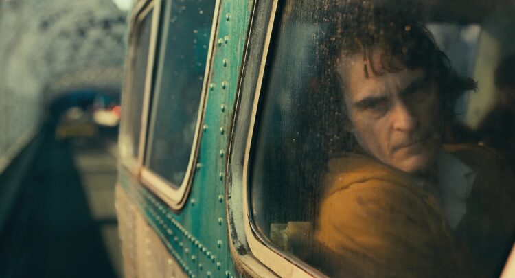 Самый тяжелый возраст в жизни. У мужчин после 40 лет начинает постепенно снижаться уровень тестостерона, что влияет на энергию, настроение и мышечный тонус. Кадр из фильма «Джокер». Фото.