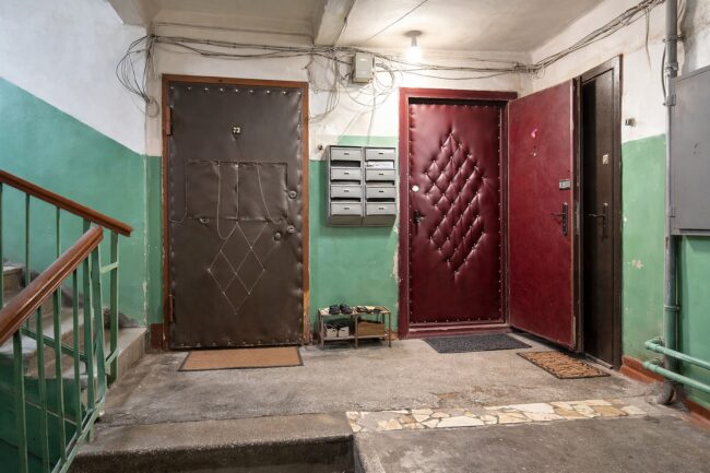 Почему входные двери в СССР обивали дерматином. Фото.