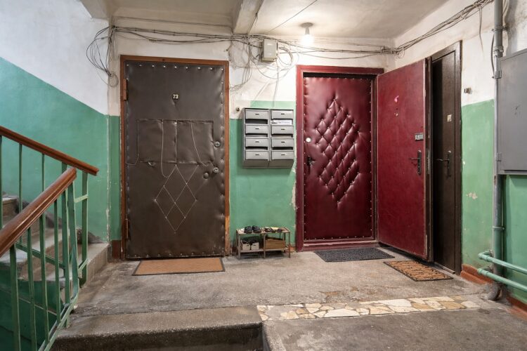 Почему входные двери в СССР обивали дерматином. Дерматин — это прочная искусственная кожа на тканевой основе, которую в СССР из-за дешевизны и практичности массово использовали для обивки дверей. Фото.