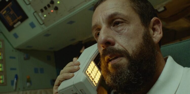 Можно ли звонить по телефону из космоса на Землю. Звонить по телефону из космоса на Землю можно, но в этом мало смысла. Кадр из фильма «Космонавт». Фото.