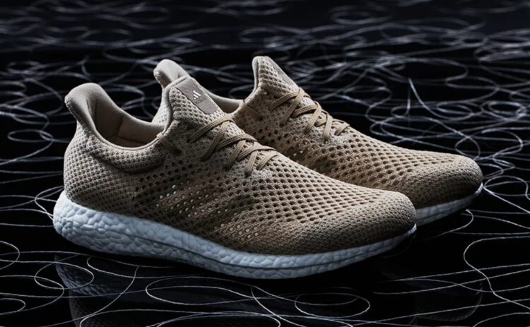 Одежда из паучьего шелка. Кроссовки Adidas из паучьего шелка. Источник изображения: sneakernews.com. Фото.