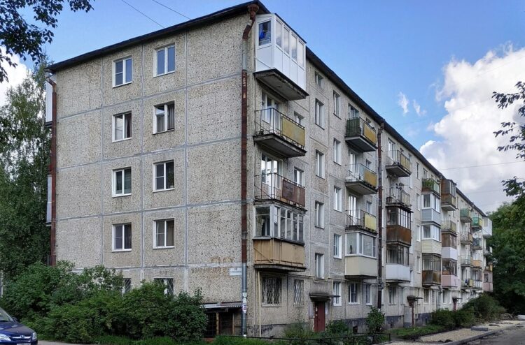 Почему выходные двери в домах СССР открывались внутрь. Многие двери в хрущевках имели простые металлические замки без цилиндров, что делало их легкой добычей для взломщиков. Источник изображения: wikipedia.org. Фото.