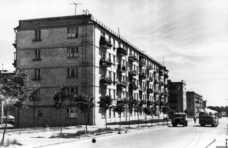 Легенда о КГБ. В хрущевках редко устанавливали массивные двери с железной обшивкой, чтобы не перегружать каркас здания. Источник изображения: russian7.ru. Фото.