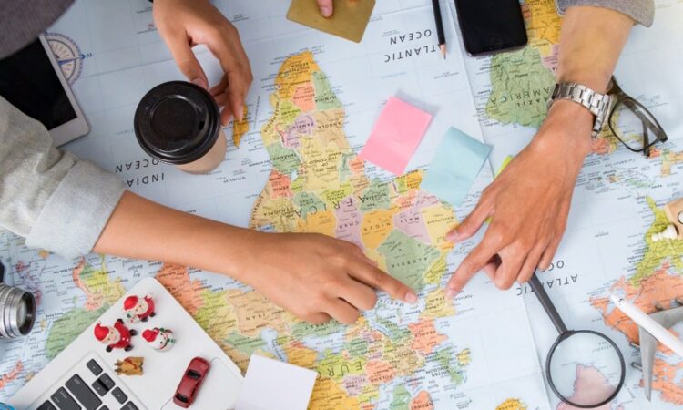 Как выбрать попутчика для путешествия и не пожалеть: простой чек-лист. Путешествие с незнакомцем: как понять, что с этим человеком можно ехать. Источник изображения: sova.today. Фото.