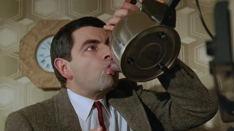 Правда ли, что теплая вода помогает похудеть и снять боль? Теплая вода может нести пользу, но не так, как считают многие. Кадр из сериала «Мистер Бин». Фото.