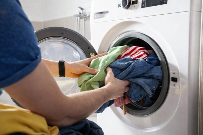 Как часто нужно стирать футболки, джинсы и нижнее белье. Фото.