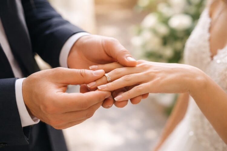 Почему люди в браке на 75% успешнее остальных? Женатые чаще делают крупные покупки, такие как недвижимость, что укрепляет финансовую стабильность. Фото.