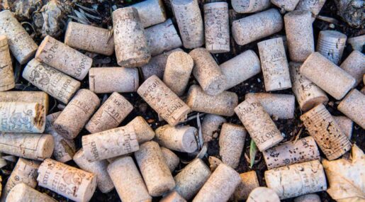 Зачем собирать винные пробки: неожиданная польза для сада и дачи. Фото.