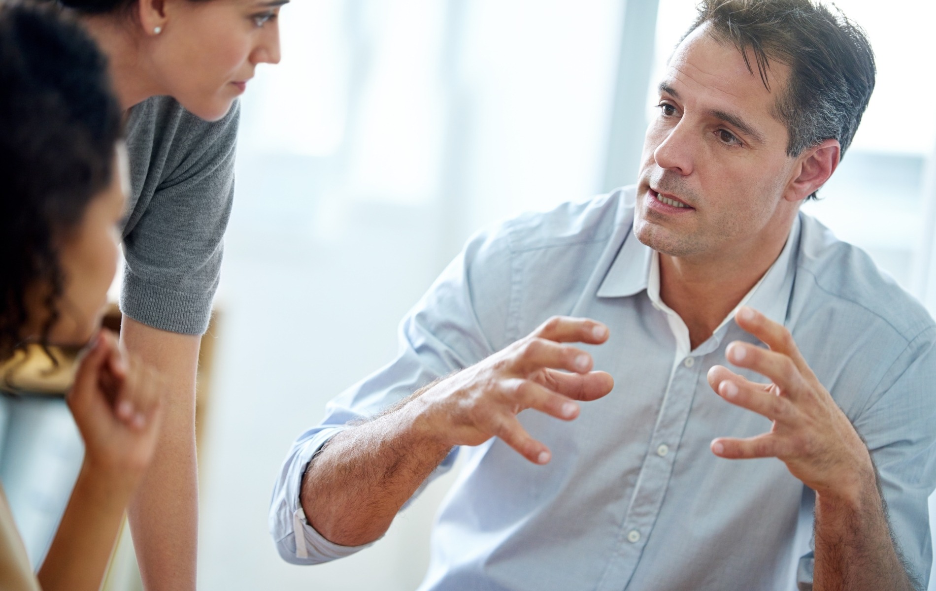 Какие жесты руками действительно работают. В исследовании были рандомизированные эксперименты: одинаковые скрипты продаж, менялись только движения рук, затем участники оценивали спикеров и продукт. Источник изображения: blog.benefits.me. Фото.