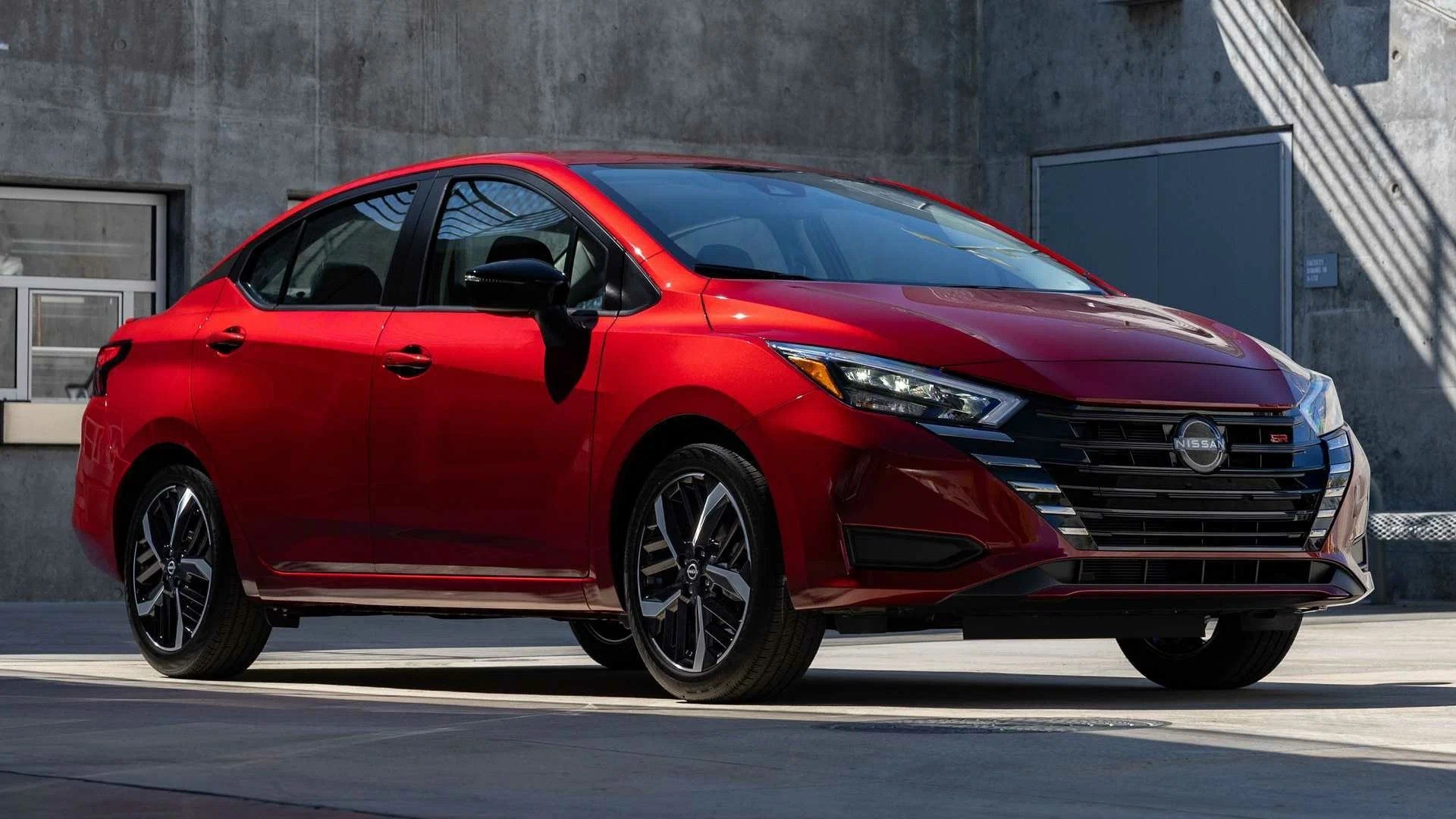 12 автомобилей, которые чаще всего оказываются тесными для высоких водителей. Nissan Versa — по цифрам просторный, на деле удобства нет. Источник изображения: auto.ru. Фото.