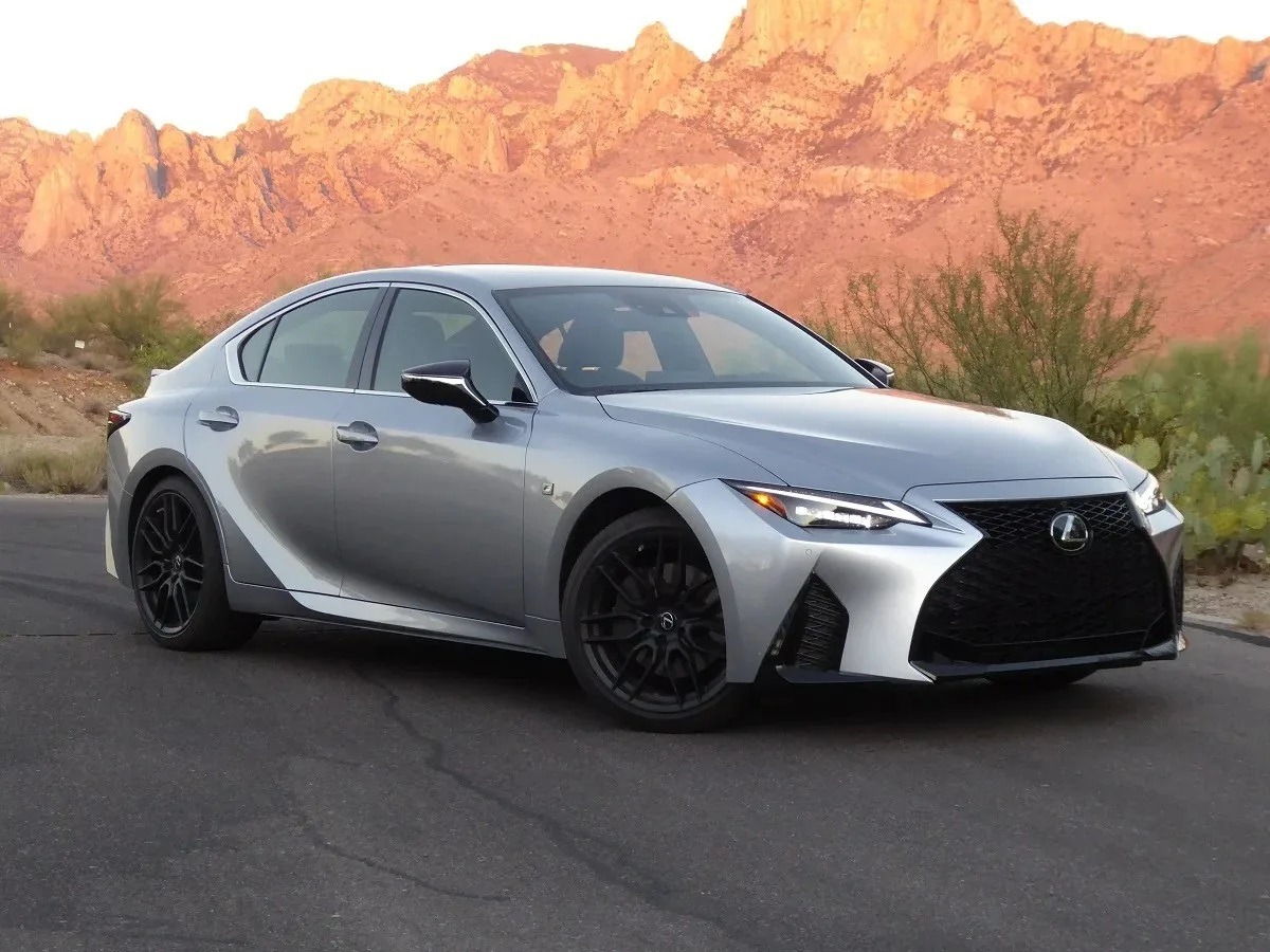12 автомобилей, которые чаще всего оказываются тесными для высоких водителей. Lexus IS — боковые валики крадут простор. Источник изображения: flintprint.by. Фото.