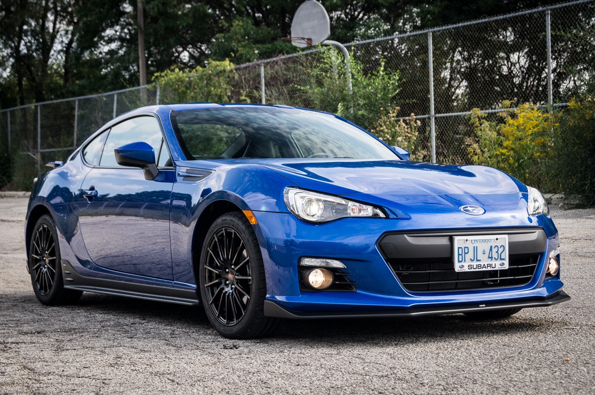 12 автомобилей, которые чаще всего оказываются тесными для высоких водителей. Subaru BRZ — классическая проблема купе. Источник изображения: bluerecordstudio.com. Фото.