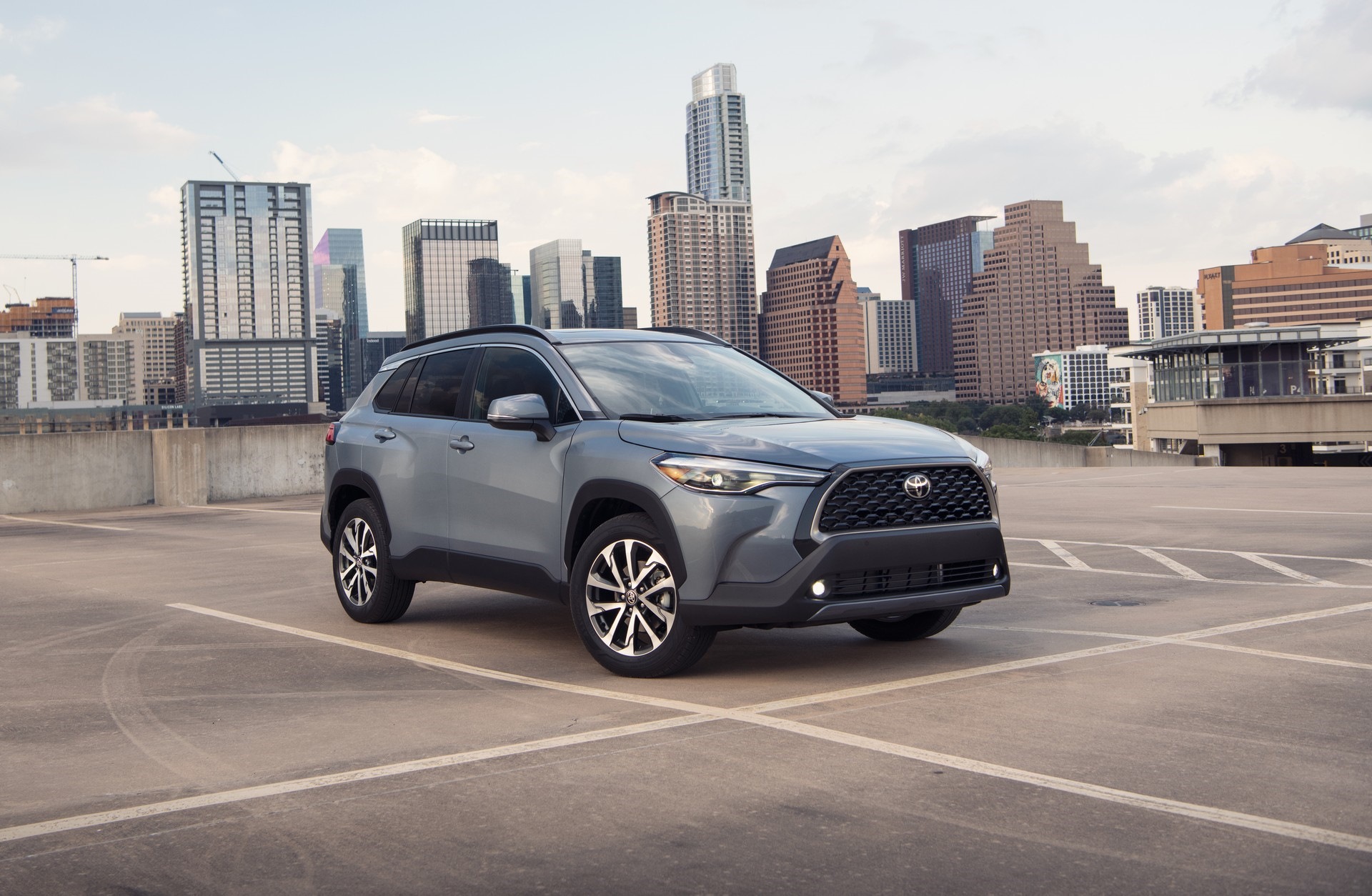 12 автомобилей, которые чаще всего оказываются тесными для высоких водителей. Toyota Corolla Cross — если нормальная спереди, то непригодная сзади. Источник изображения: drive2.ru. Фото.