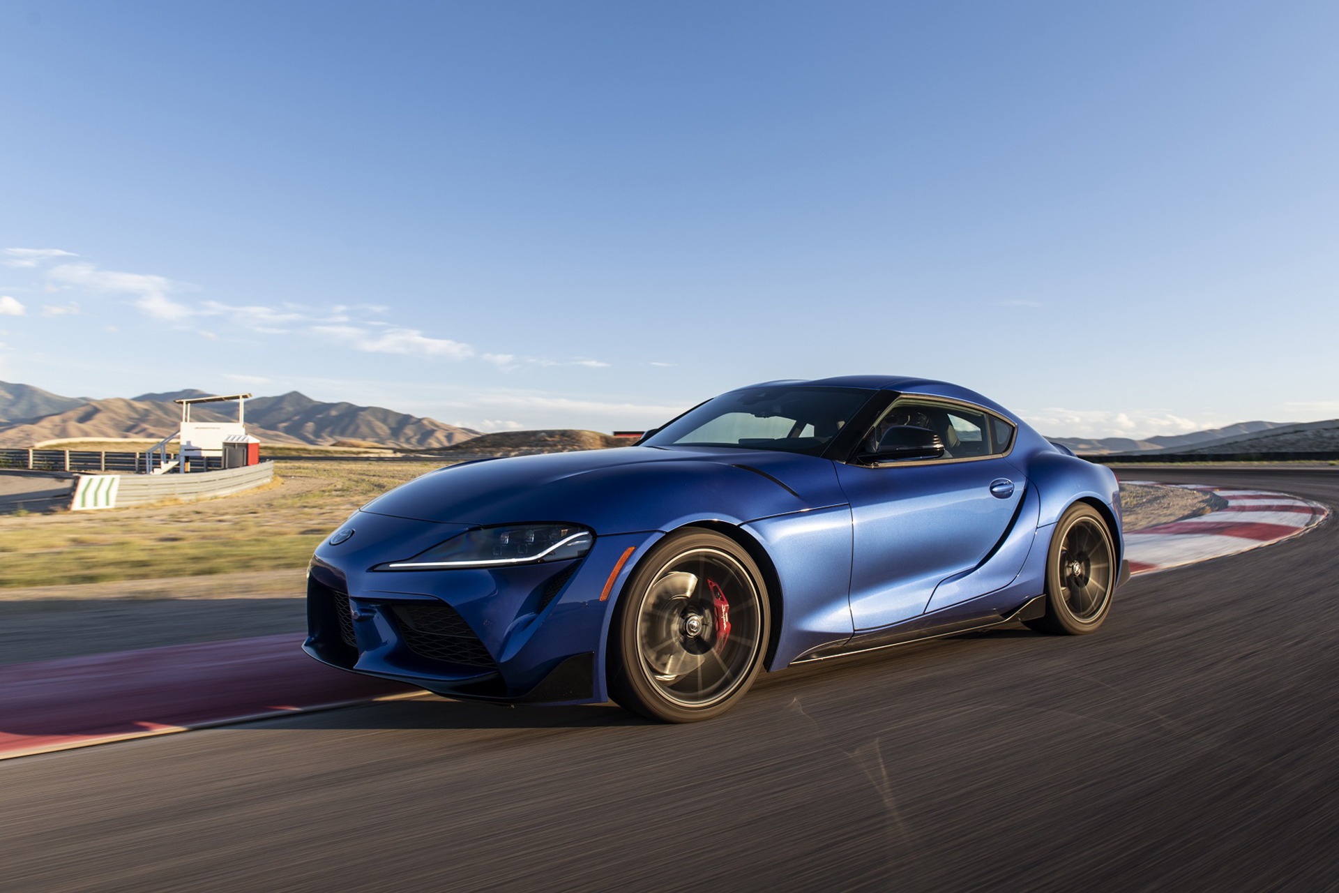 12 автомобилей, которые чаще всего оказываются тесными для высоких водителей. Toyota GR Supra — маленькая и низкая. Источник изображения: storage.googleapis.com. Фото.