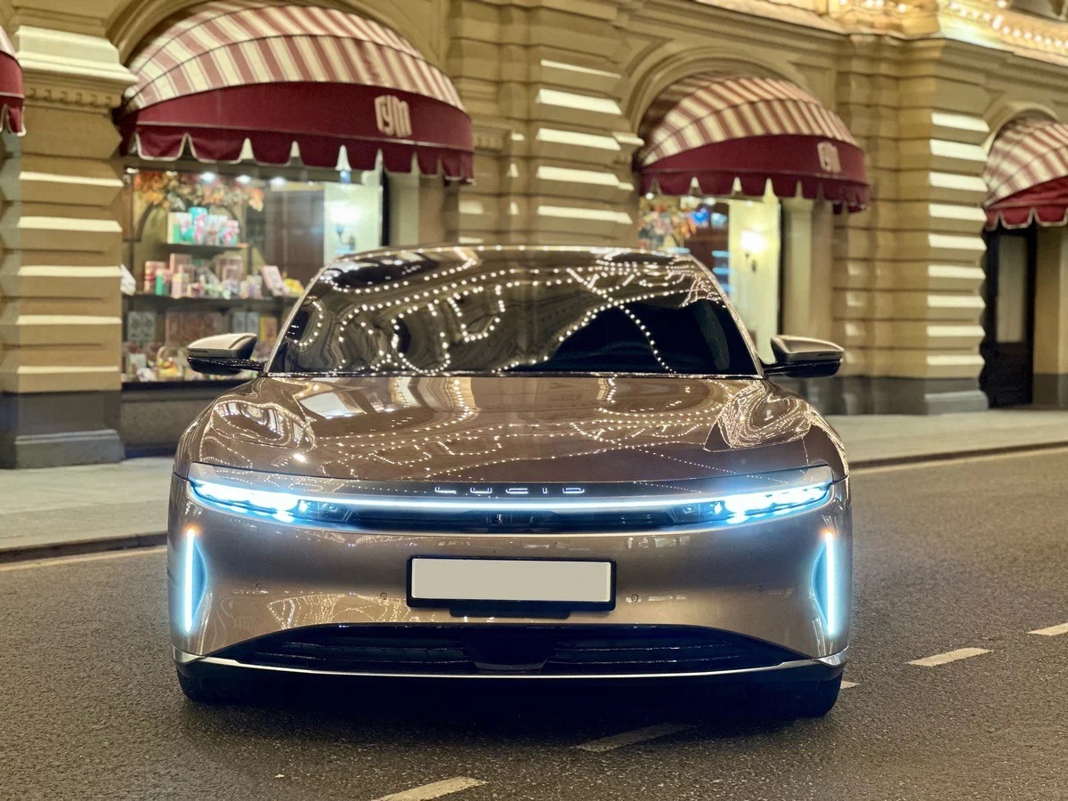 12 автомобилей, которые чаще всего оказываются тесными для высоких водителей. Lucid Air — просторный, но не для всех. Источник изображения: auto.ru. Фото.