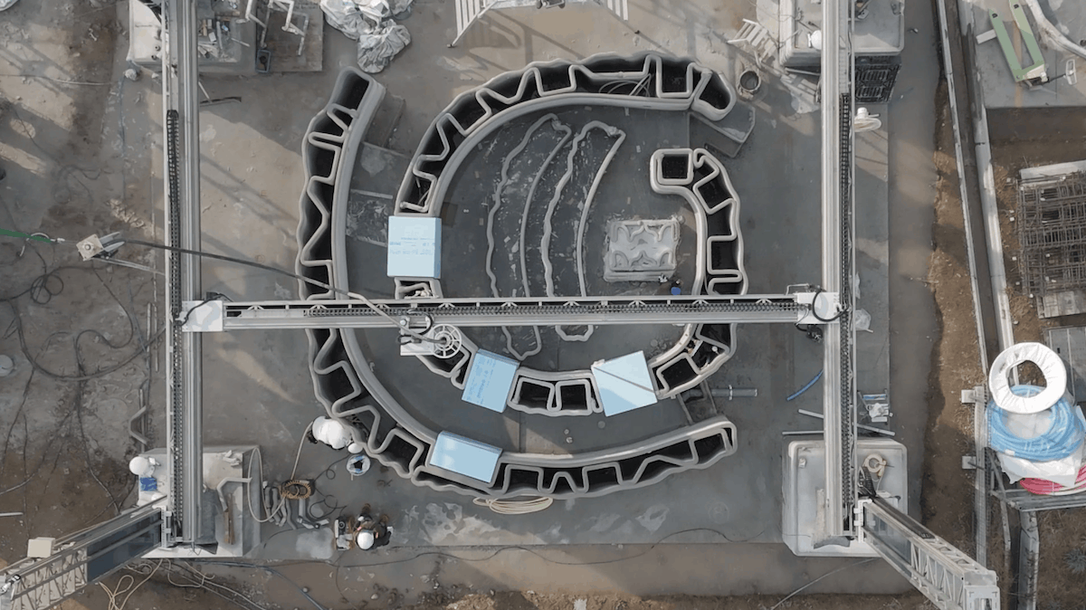 Безопасны ли распечатанные на 3D-принтере дома. По своей сути это полноценный 3D-принтер, но очень большой. Принцип работы тот же, а отличаются только материалы. Изображение: Onocom. Фото.