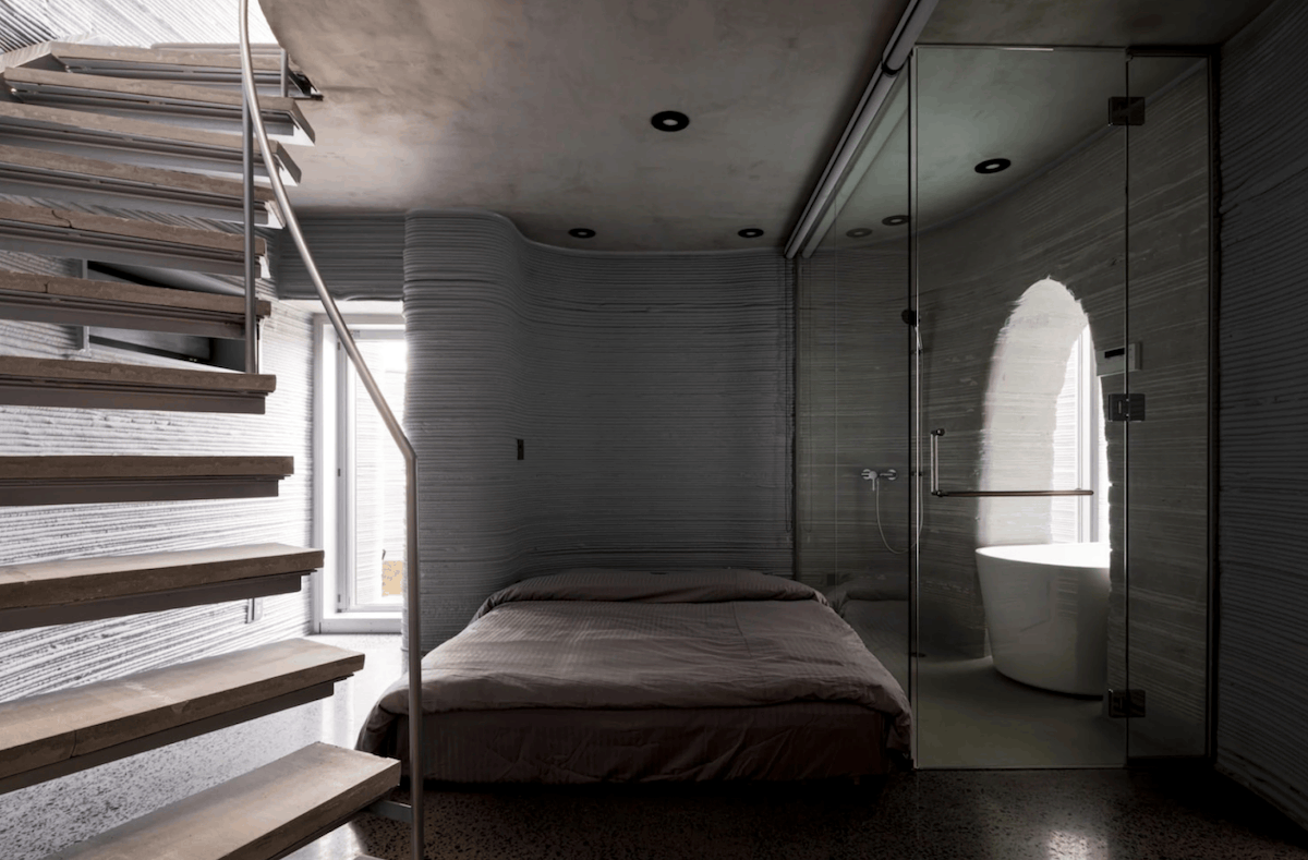 Дом в виде пещеры. Спальня на первом этаже, но тут тоже хватает света. Изображение: Onocom. Фото.