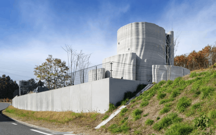 Как в Японии напечатали двухэтажный дом на 3D-принтере. В нем можно жить. Такой дом выглядит необычно, но технология его производства еще более необычная. Изображение: Onocom. Как в Японии напечатали двухэтажный дом на 3D-принтере. В нем можно жить. Такой дом выглядит необычно, но технология его производства еще более необычная. Изображение: Onocom. Фото.