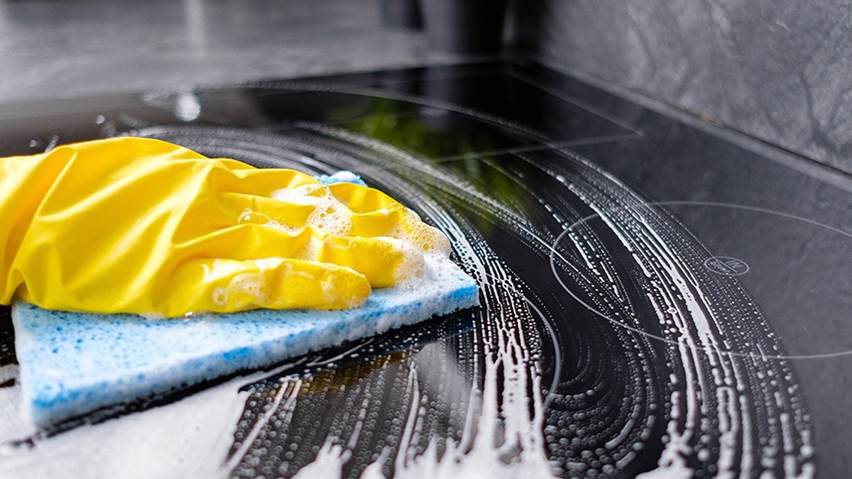 Избыток моющего средства оставляет на поверхности липкие разводы. Источник изображения: karar.com. Фото.