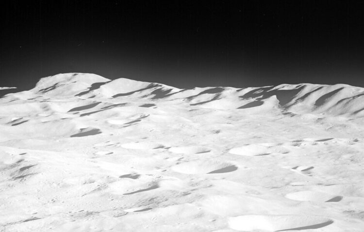 Как ИИ помог определить химический состав Луны. Горный хребет на северном краю бассейна Южный полюс-Эйткен. Источник изображения: wikipedia.org. Как ИИ помог определить химический состав Луны. Горный хребет на северном краю бассейна Южный полюс-Эйткен. Источник изображения: wikipedia.org. Фото.