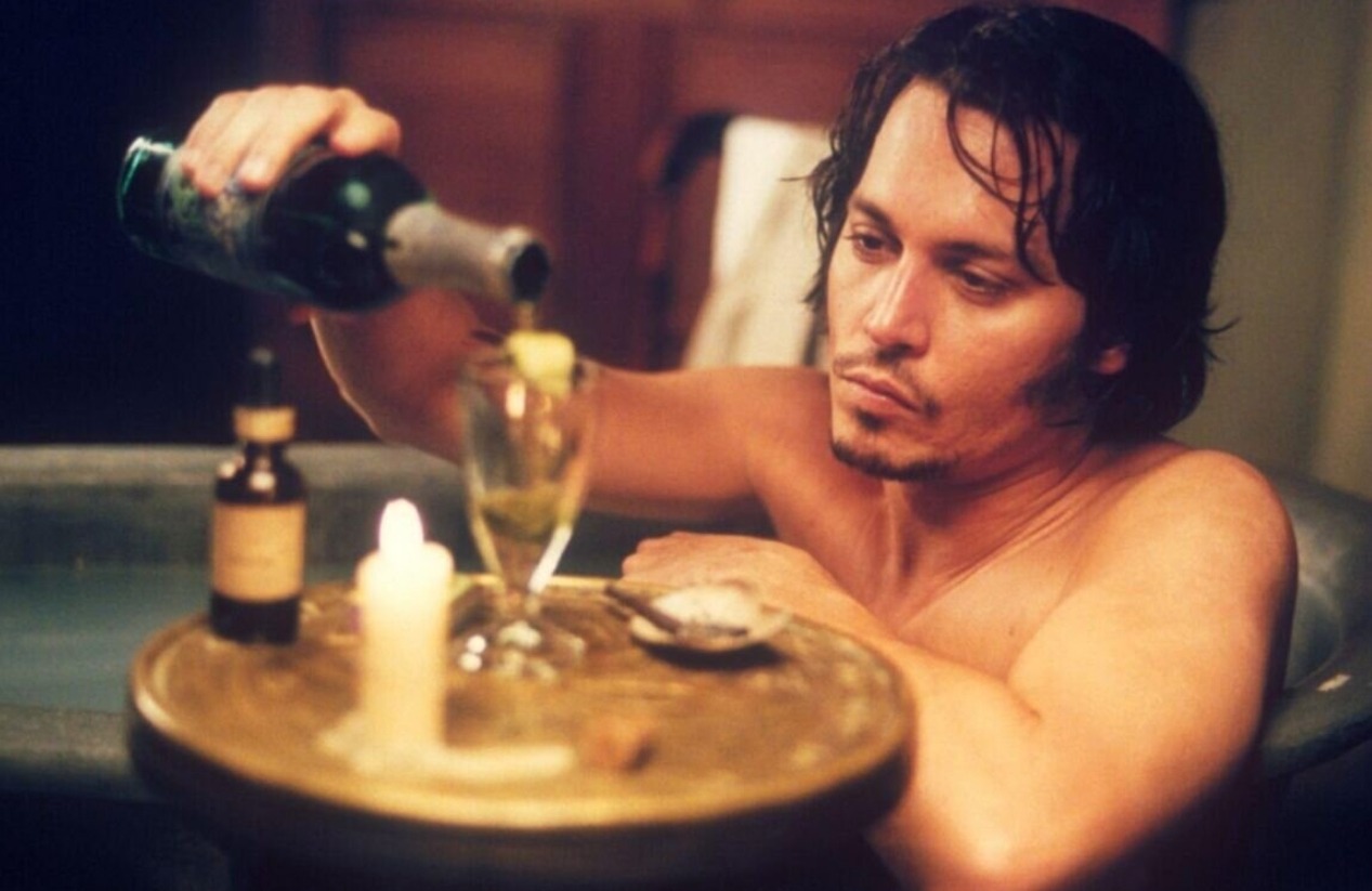 Алкоголь вызывает сухость во рту. Алкоголь вытягивает влагу из слизистой, поэтому мы и ощущаем сухость во рту. Кадр из фильма «Из ада». Фото.