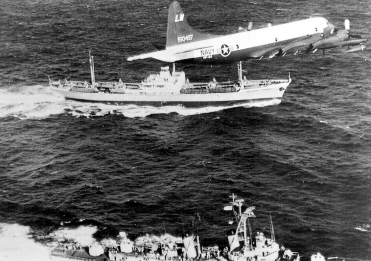 Советское торговое судно «Металлург Аносов» идет курсом на Кубу. Источник изображения: wikimedia.org. Фото.