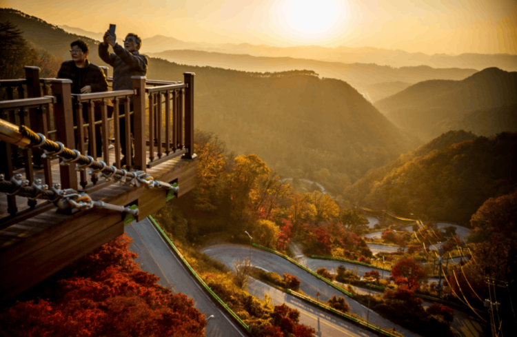 Куда поехать в 2026 году: лучшие места для путешествий по версии National Geographic. Живописный перевал Мальтыджаэ протяженностью 2,2 км, который станет частью маршрута Донсо — 850-километрового маршрута по Южной Корее, который планируется завершить в 2027 году. Источник изображения: nationalgeographic.com. Фото.