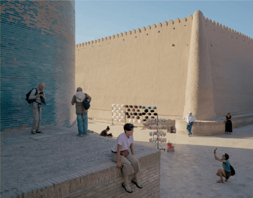 Хива (Узбекистан): древний город Шёлкового пути. Крепость Ичан-Кала занимает площадь более 26 гектаров. Здесь находится архитектурное чудо — крепость Кальта-Минор, а также недавно отреставрированные памятники, дворцы и мечеть. Источник изображения: nationalgeographic.com. Фото.