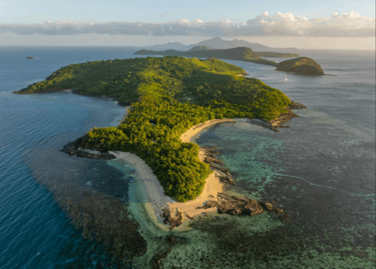 Фиджи: лучшие острова для отдыха. Остров Дравака, входящий в архипелаг Ясава на Фиджи. Гостям предлагают разнообразные экскурсии: от снорклинга с мантами до знакомства с восстановлением рифов и другими природоохранными инициативами. Источник изображения: nationalgeographic.com. Фото.