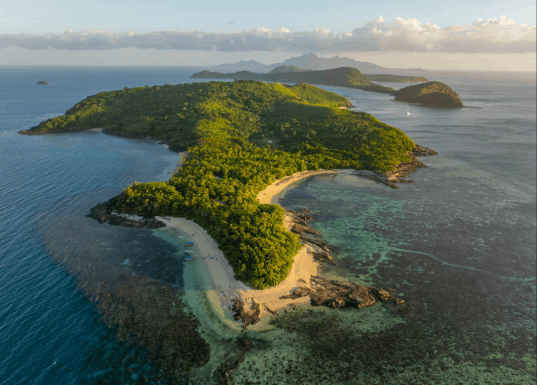 Фиджи: лучшие острова для отдыха. Остров Дравака, входящий в архипелаг Ясава на Фиджи. Гостям предлагают разнообразные экскурсии: от снорклинга с мантами до знакомства с восстановлением рифов и другими природоохранными инициативами. Источник изображения: nationalgeographic.com. Фото.