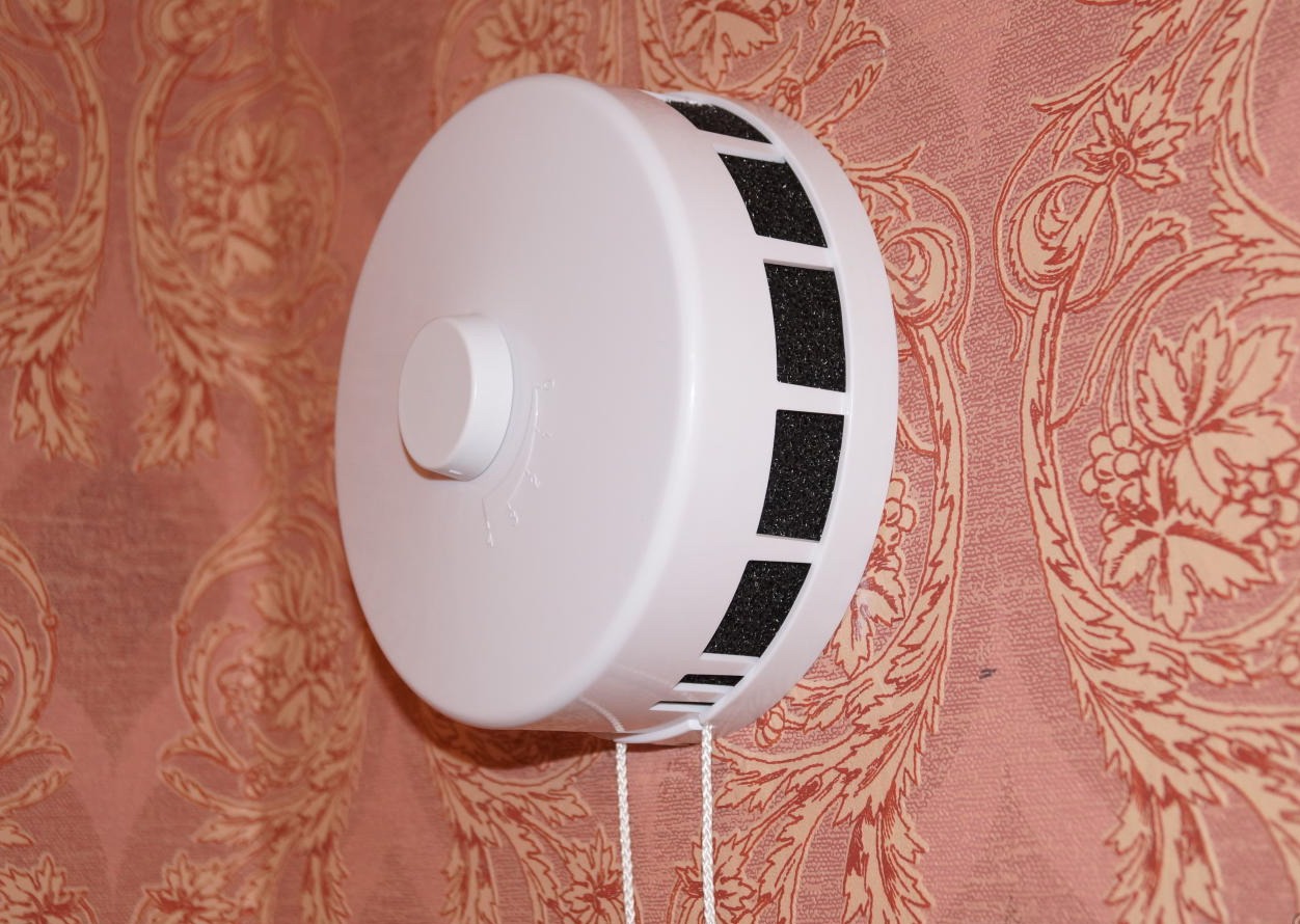 Чем бризер лучше клапана КИВ. Такие штуки еще можно встретить в квартирах, но с бризером они не сравнятся. Изображение: zilantvent.ru. Фото.