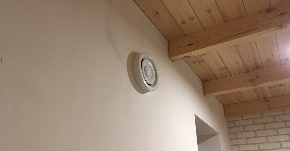 Может ли бризер заменить рекуператор. Кто-то ставит рекуператор, но это тоже не то. Фото.