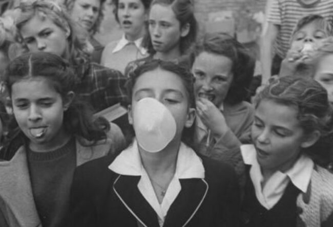 Как в СССР появилась жвачка, и из чего ее делали дети. Фото.