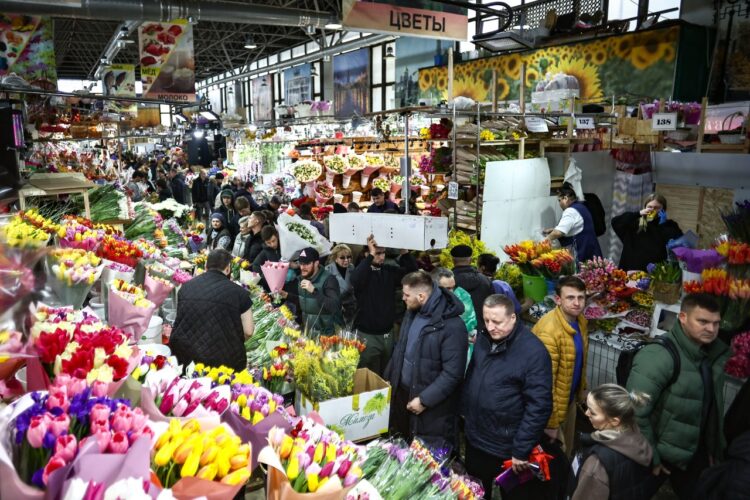 Почему цветы резко дорожают перед 8 Марта: спрос, импорт и скрытые наценки. 8 марта в цветочных магазинах просто толпы мужчин (и не только). Источник изображения: sev.tv. Фото.