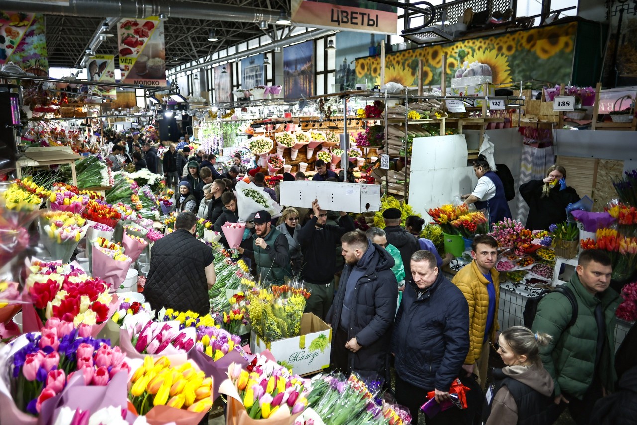 Почему цветы резко дорожают перед 8 Марта: спрос, импорт и скрытые наценки. 8 марта в цветочных магазинах просто толпы мужчин (и не только). Источник изображения: sev.tv. Фото.