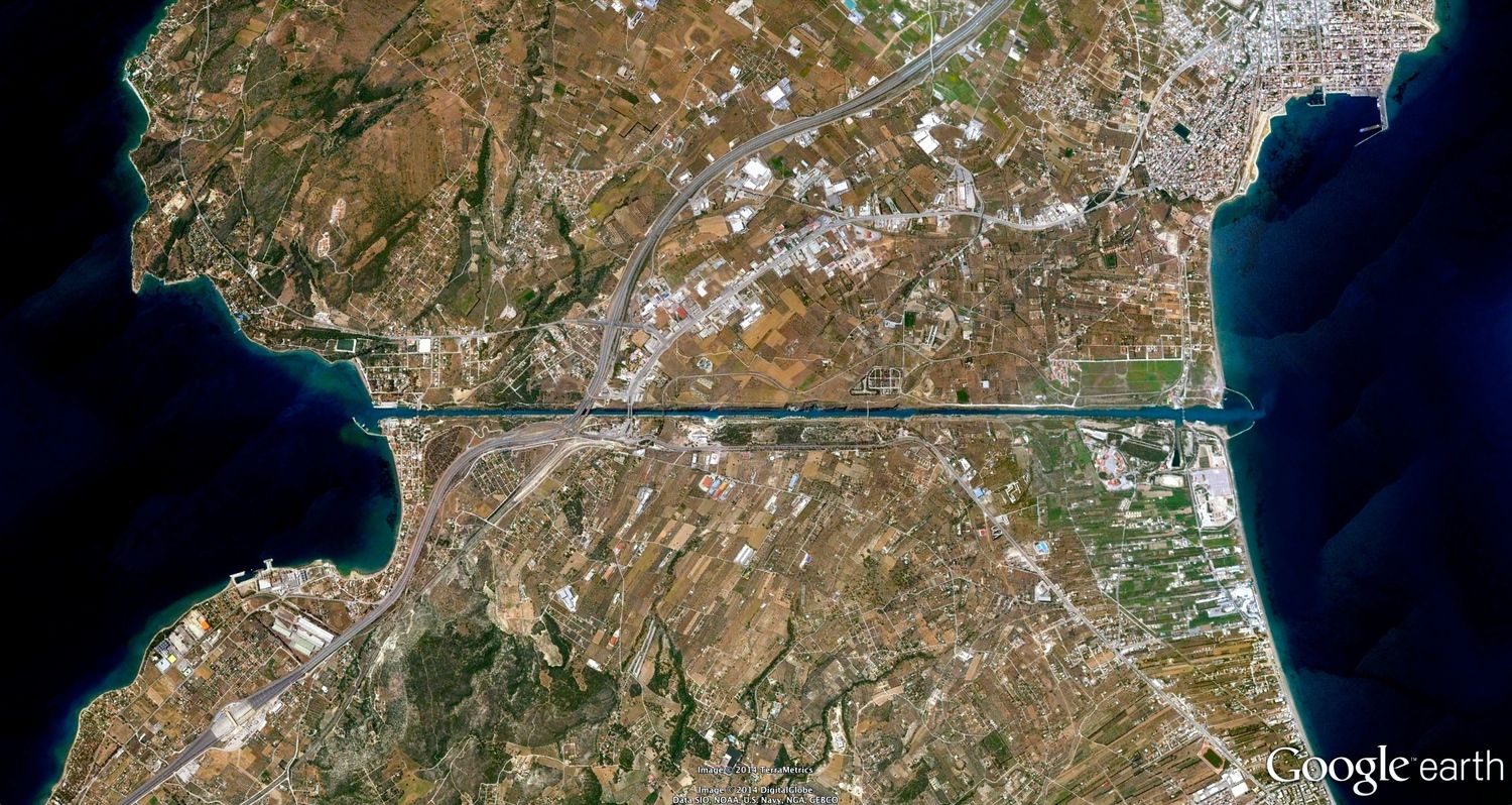 Когда начали строить Коринфский канал и зачем он был нужен. Бесшлюзовый судоходный канал в Греции, соединяющий залив Сароникос Эгейского и Коринфский залив Ионического морей. Прорыт через Коринфский перешеек, соединяющий полуостров Пелопоннес с центральной частью Греции. Источник изображения: ca.pinterest.com. Фото.