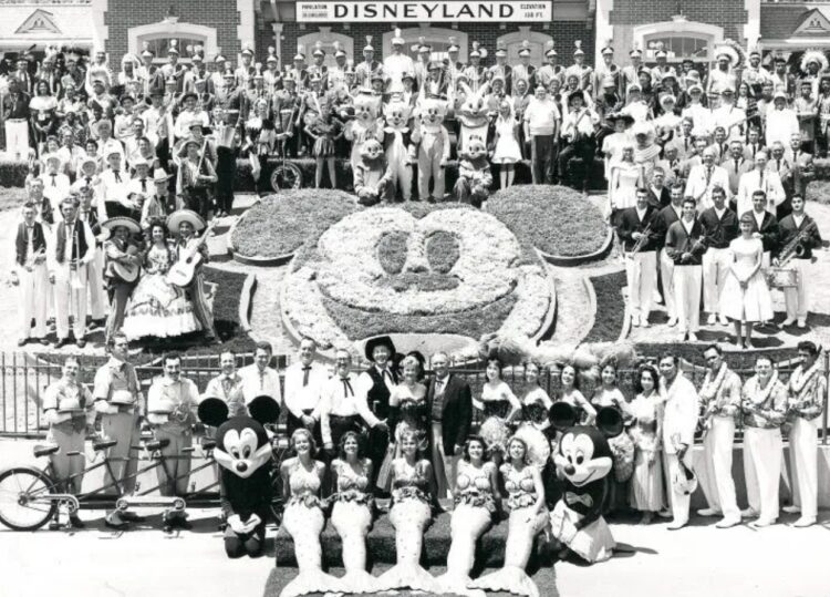 Почему в Диснейленде много запретов. Фотография со дня открытия Диснейленда. Источник изображения: duchessofdisneyland.com. Почему в Диснейленде много запретов. Фотография со дня открытия Диснейленда. Источник изображения: duchessofdisneyland.com. Фото.