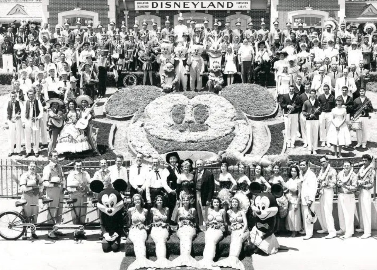 Почему в Диснейленде много запретов. Фотография со дня открытия Диснейленда. Источник изображения: duchessofdisneyland.com. Фото.