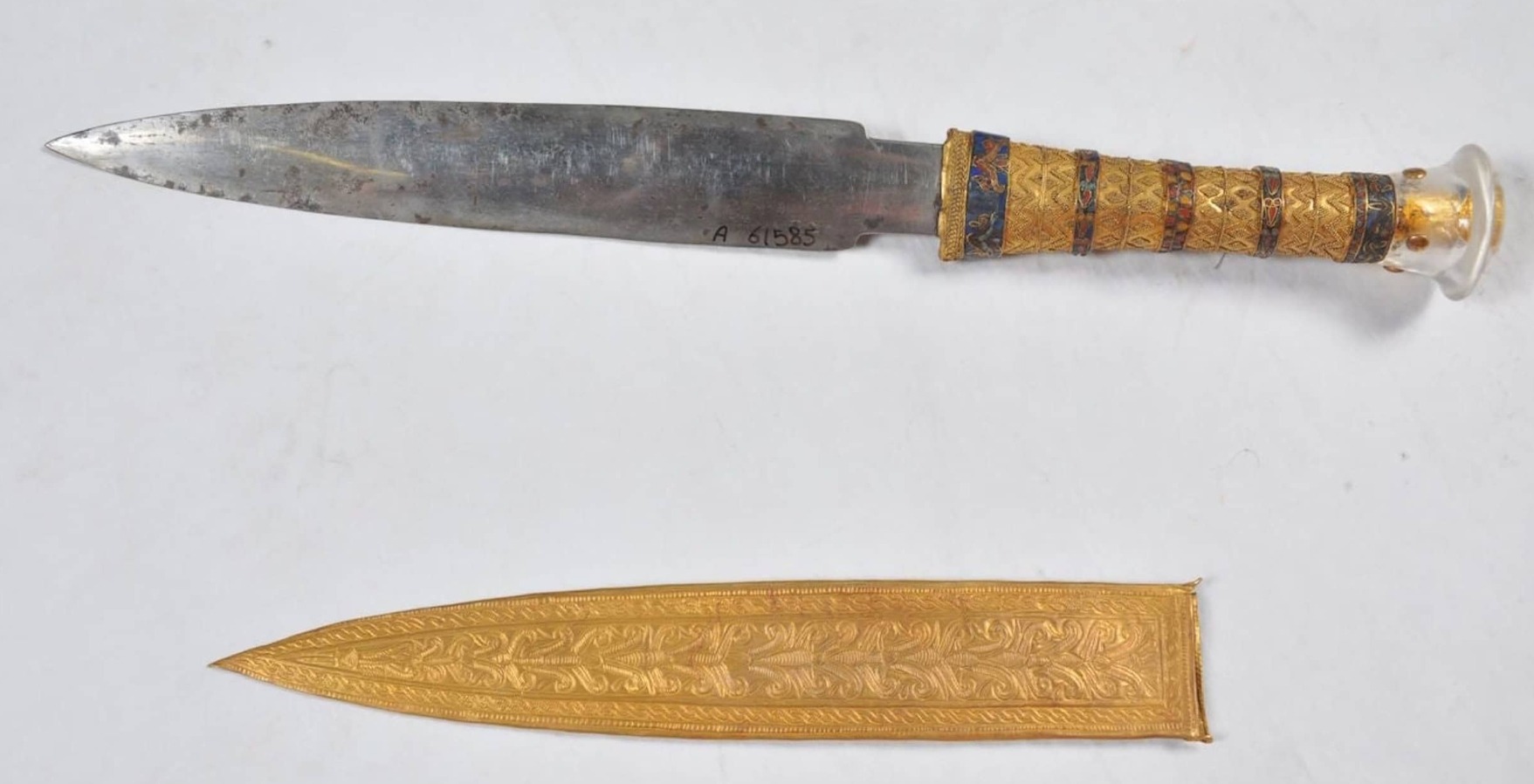 Почему кинжал Тутанхамона не заржавел за 3000 лет. Этот кинжал пролежал рядом с мумией фараона больше трех тысячелетий и выглядит так, словно его только что отполировали. Источник изображения: zmescience.com. Фото.