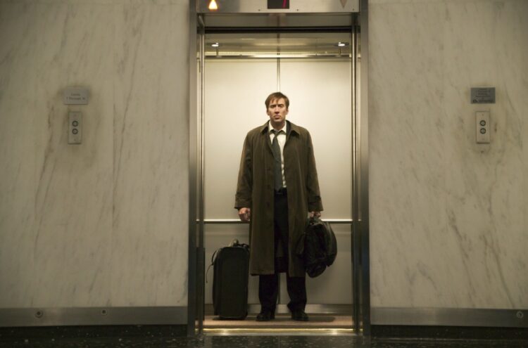 Почему вы тяжелеете, когда лифт едет вверх. Во время подъема на лифте человек на мгновение тяжелеет примерно на 7 килограммов. Кадр из фильма «Синоптик». Фото.