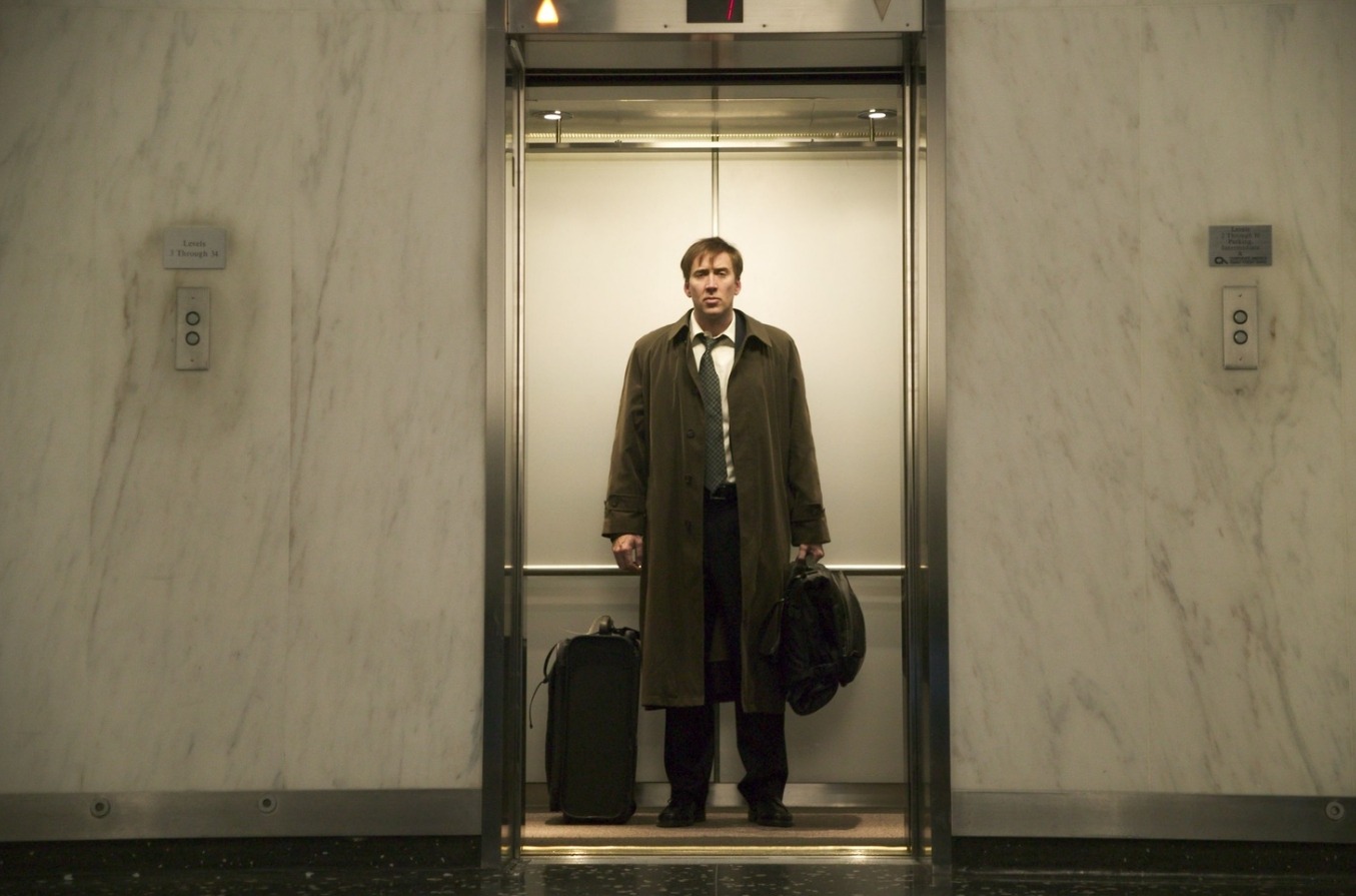 Почему вы тяжелеете, когда лифт едет вверх. Во время подъема на лифте человек на мгновение тяжелеет примерно на 7 килограммов. Кадр из фильма «Синоптик». Фото.