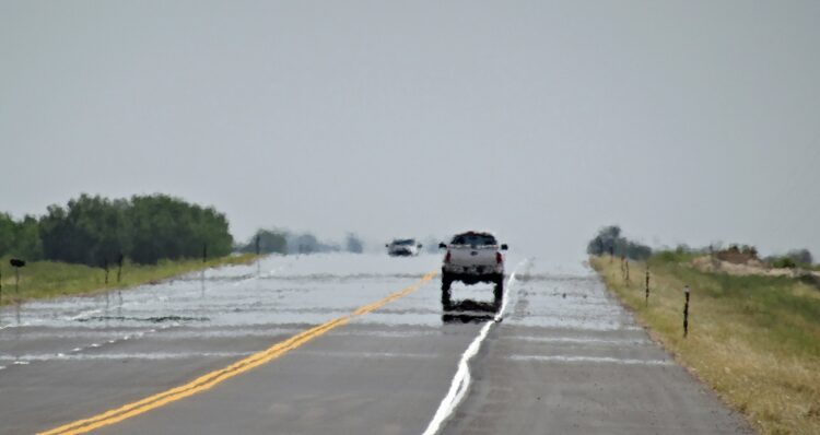 Почему воздух над огнем дрожит. Искажение воздуха над асфальтом. Источник изображения: index.hu. Фото.